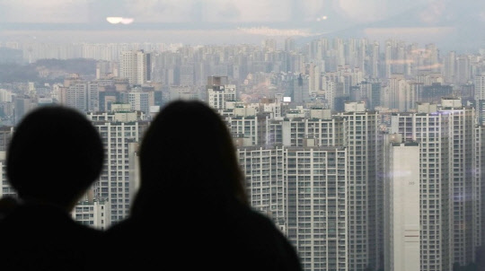 12·16 대책의 풍선효과로 오른 노·도·강 일대 집값이 좀처럼 꺾일 기미를 보이지 않고 있다. 사진은 서울 아파트 전경.<연합뉴스>